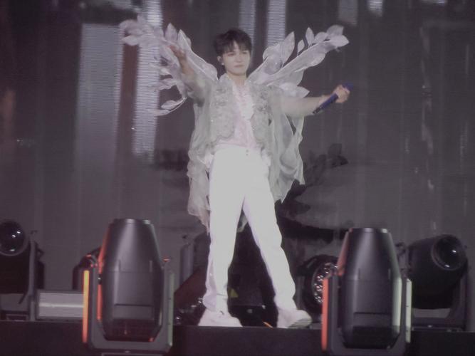 周深在休息室累倒,周深胃疼虚弱昏倒视频