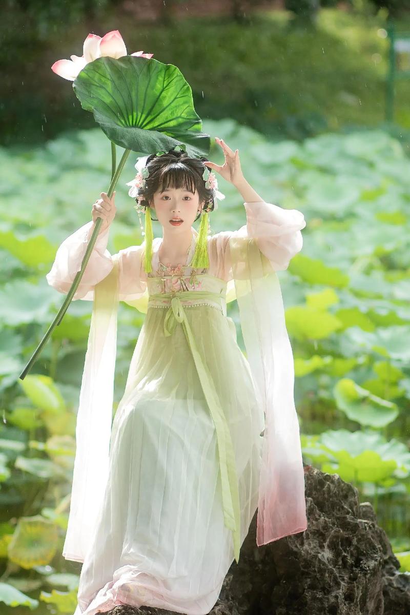 仙女楼百花园女装设计师,女装设计师荷花先生的作品