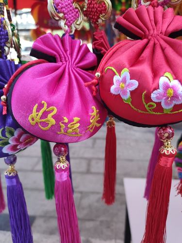 满山红代表什么生肖,满山山红花向阳开歌曲原唱